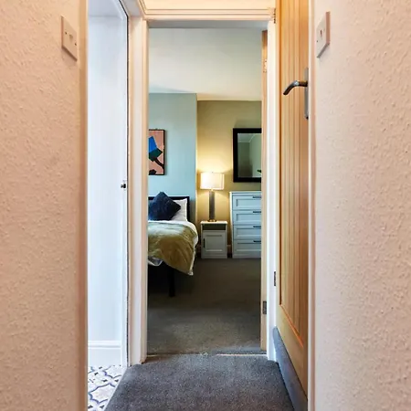 Leeds Away From With Parking Apartment *