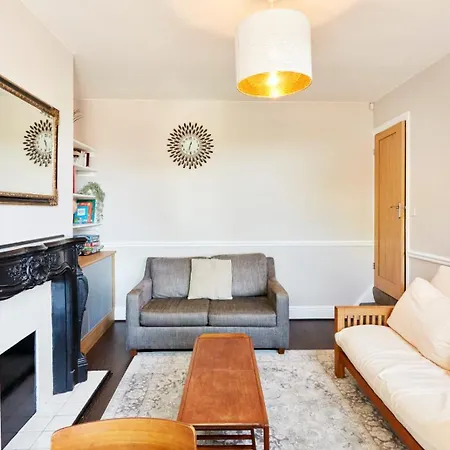 Apartment Leeds Away From With Parking *